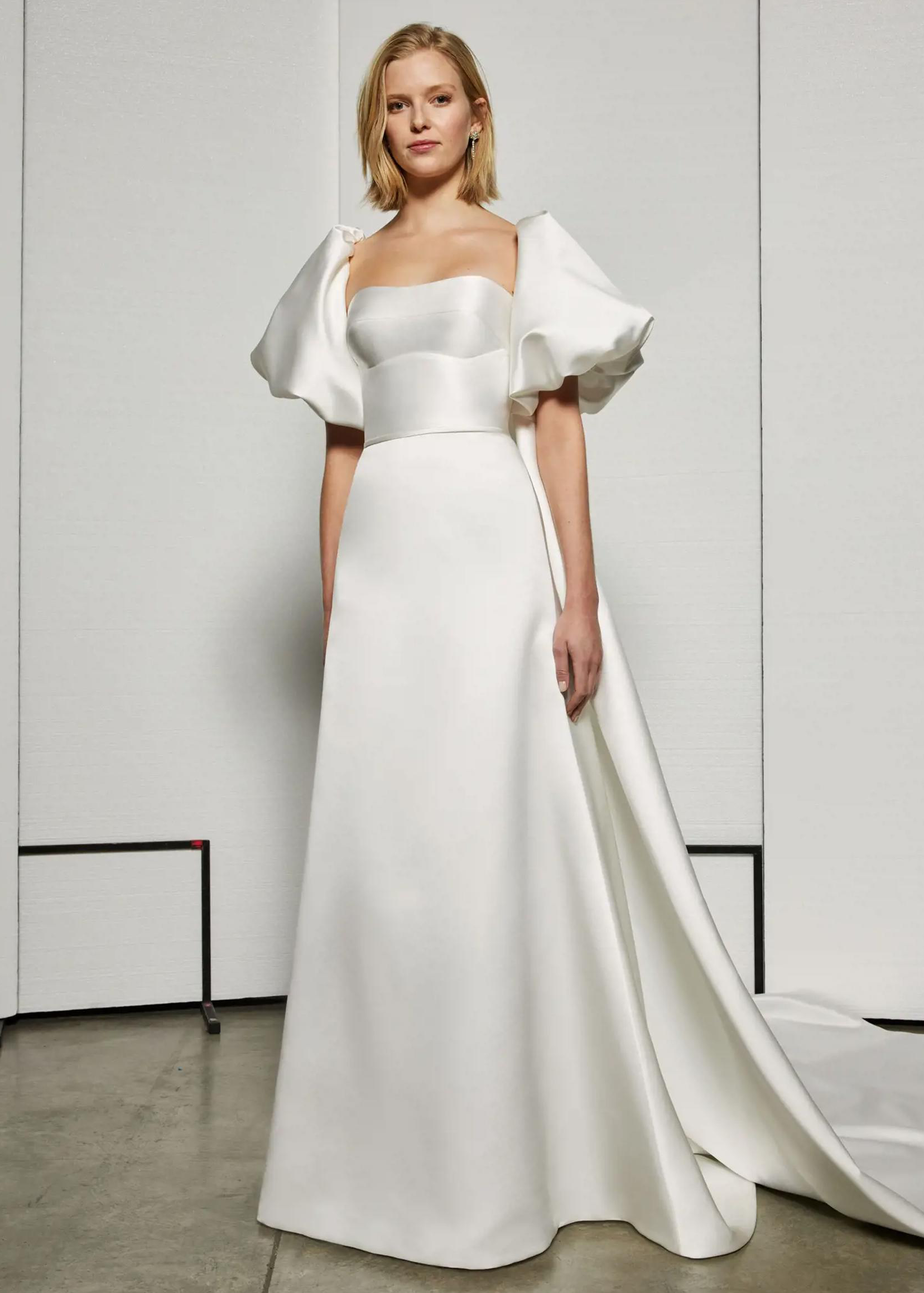 Model wearing a white a JESÚS PEIRÓ Gown